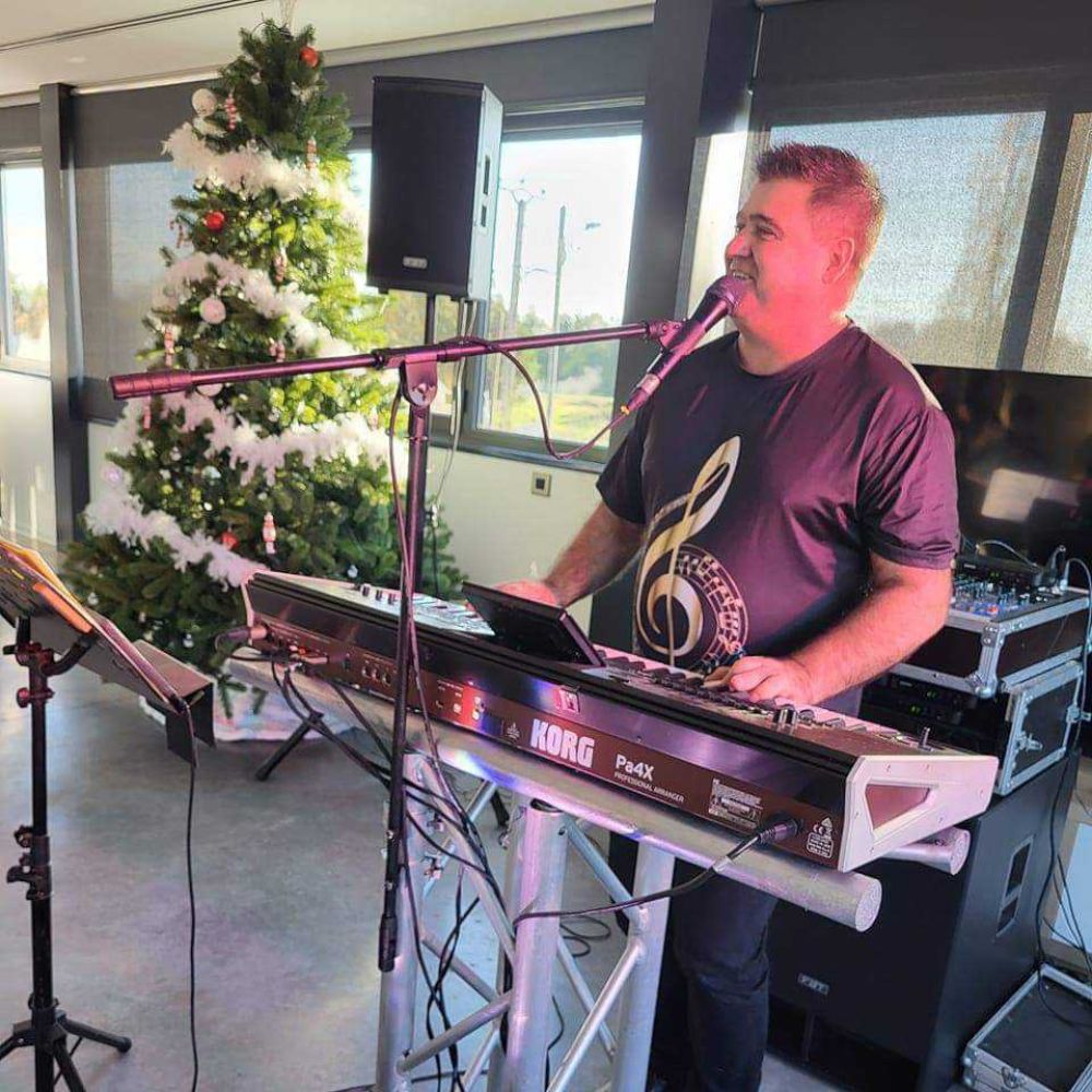 Le musicien de Som 2000 au clavier lors d’une soirée